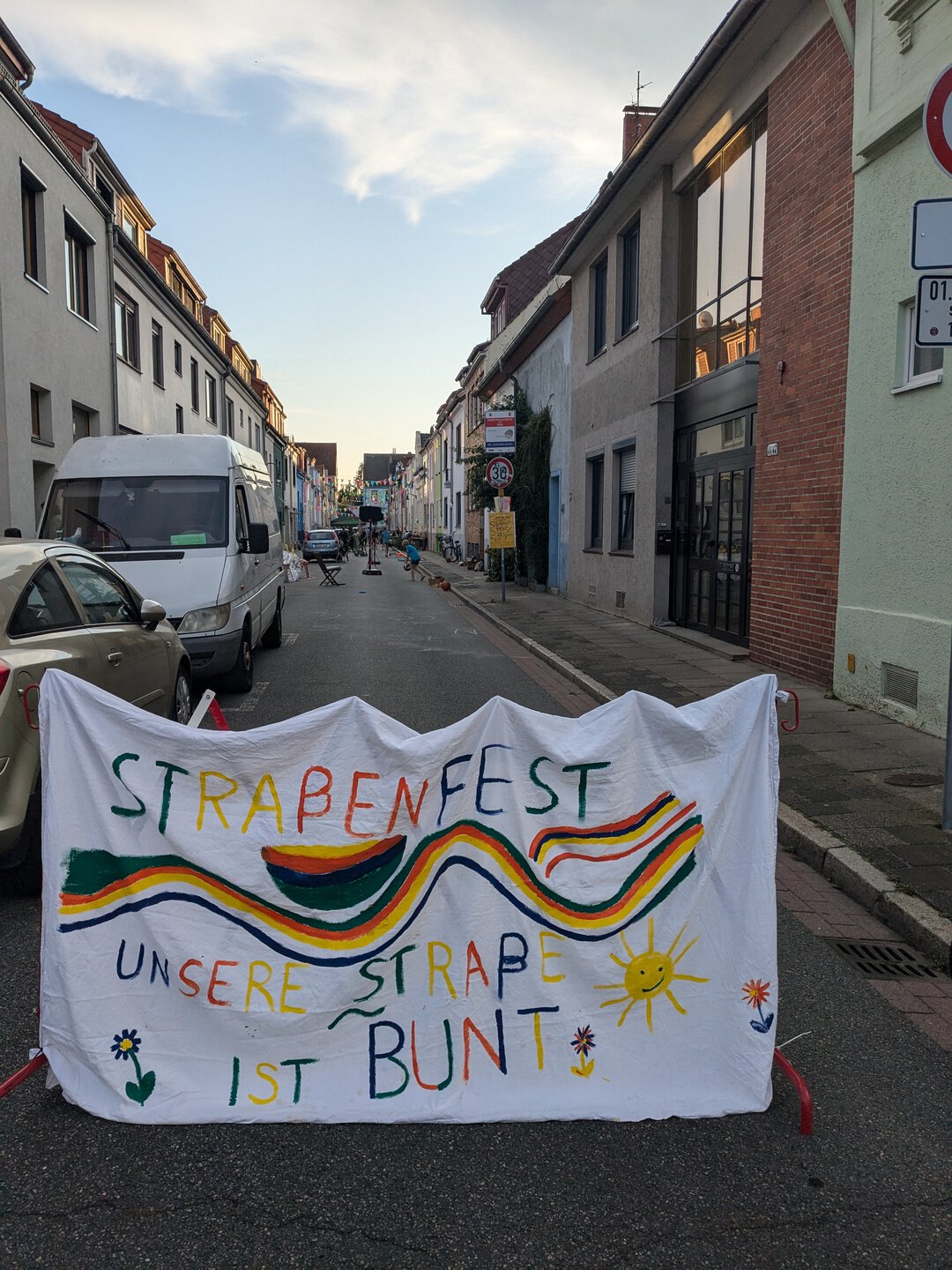 Straße mit buntem Transparent